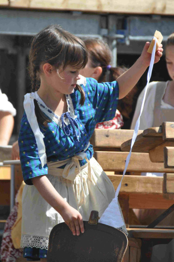 Kinderkonzerte haben mittlerweile Tradition bei den Zwingenberger Schlossfestspielen. Hier eine kleine Sängerin bei einem „Schulmeisterkonzert“.
